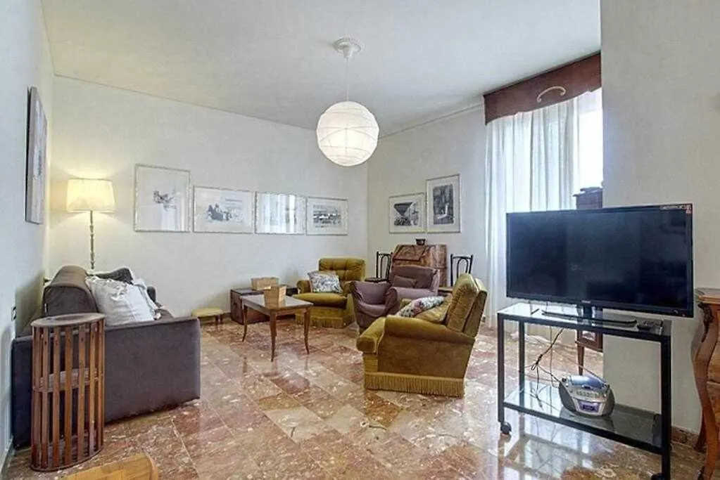 Frati Bigi With Two Bedrooms And Parking フィレンツェ アパート